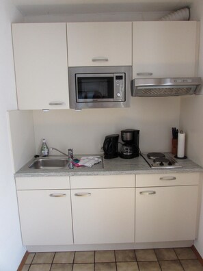 Geladeira, micro-ondas, cooktop, cafeteira/chaleira