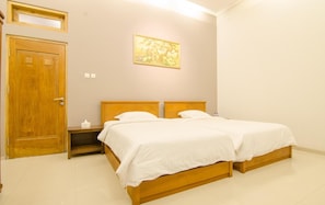 In-room safe, free WiFi, bed sheets - Helena Guest House (Malang)