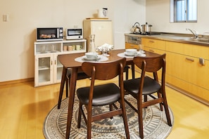 Ferienhaus (Private Vacation Home) | Essbereich im Zimmer