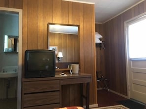 Individueel gedecoreerd, individueel gemeubileerd, een bureau