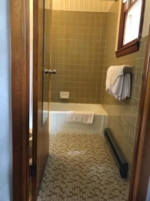 Free toiletries, hair dryer, towels - Catskill Motor Court Motel (Catskill)