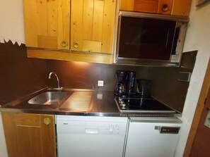 Kjøleskap, ovn, kokeplater og oppvaskmaskin