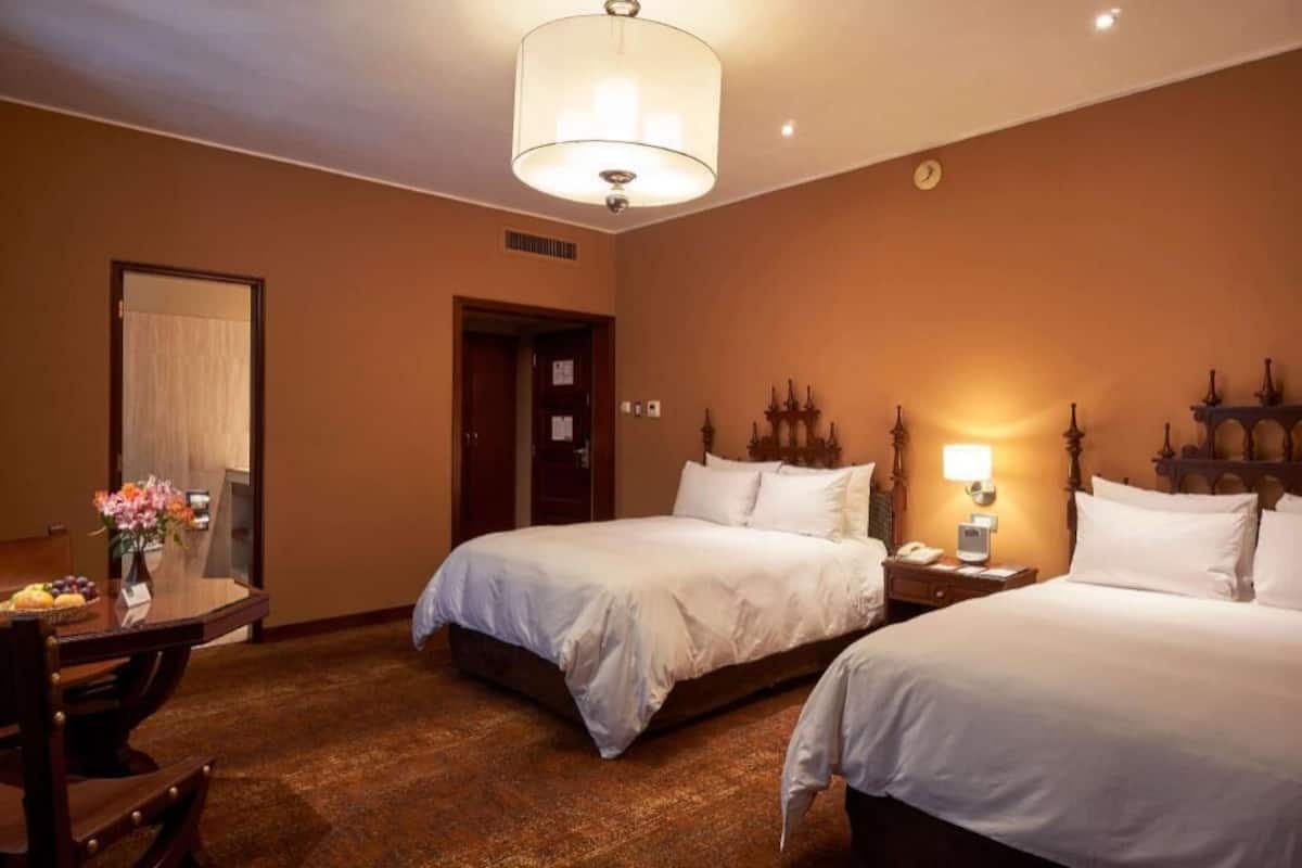 Minibar, coffres-forts dans les chambres, bureau