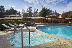 Outdoor pool, pool umbrellas, pool loungers - Wyndham Costa del Sol Arequipa (Arequipa)