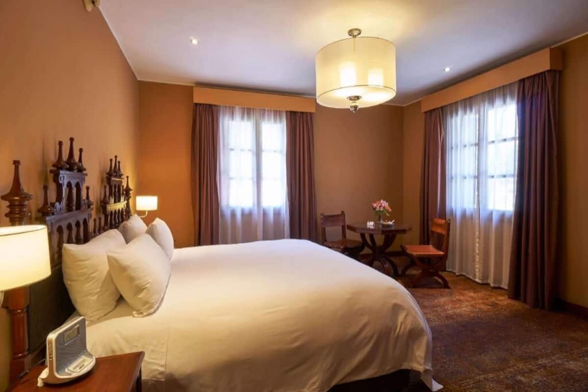 Minibar, coffres-forts dans les chambres, bureau