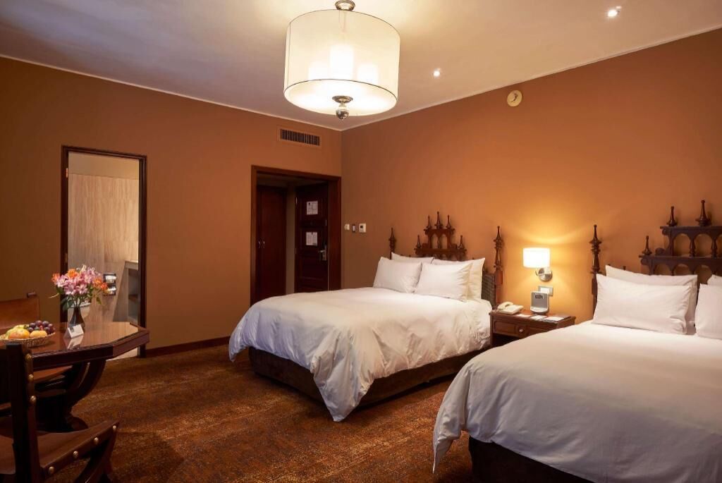 Minibar, coffres-forts dans les chambres, bureau