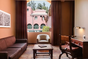 Suite junior, 2 camas dobles, no fumadores | Minibar, caja fuerte, escritorio y espacio para trabajar con un portátil