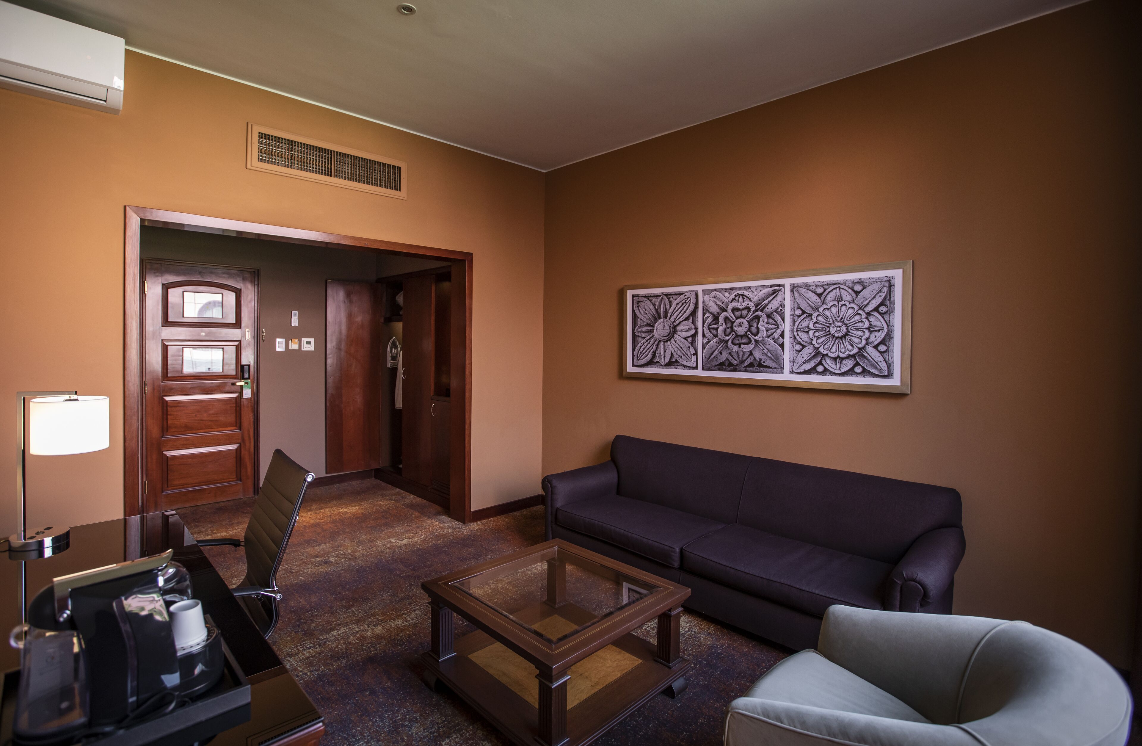 junior suite, 1 king bed, non smoking | minibar, in-room safe, desk, laptop workspace