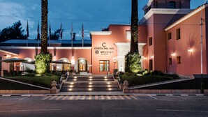 L’entrée d’un hôtel, avec une enseigne indiquant « Costa del Sol Wyndham ».