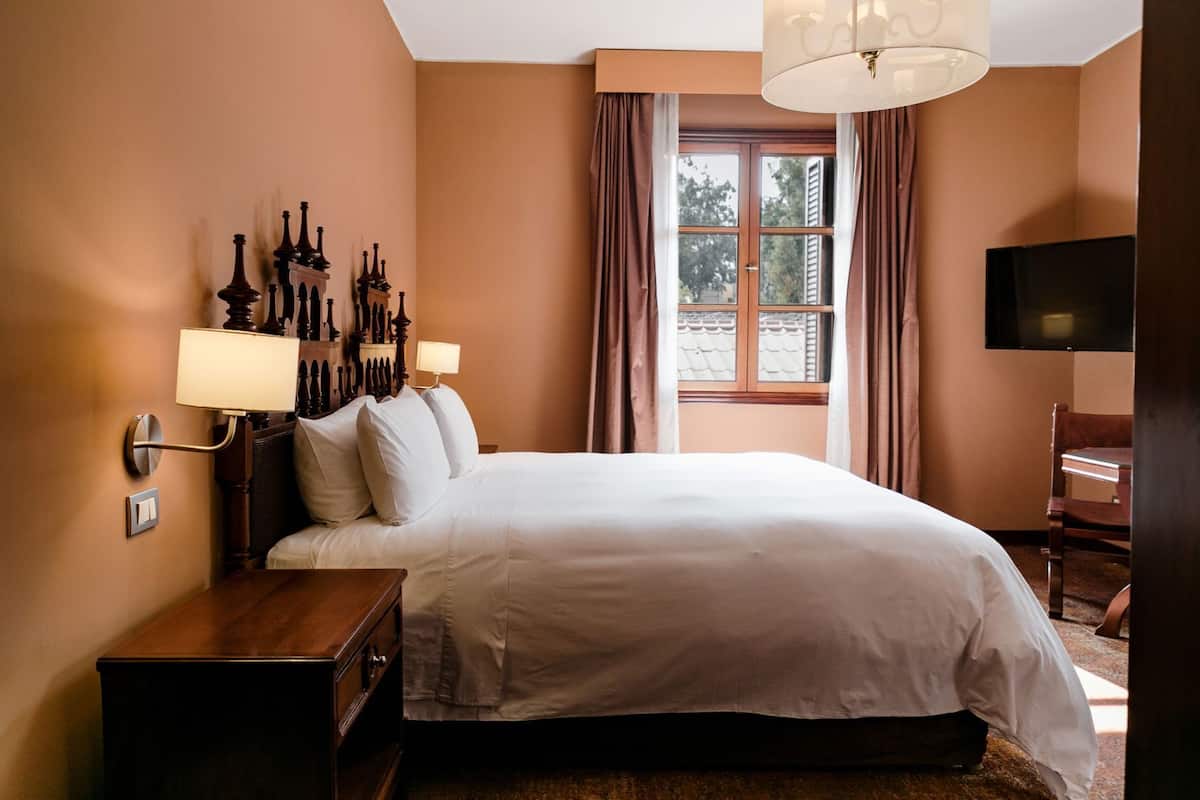 Minibar, coffres-forts dans les chambres, bureau