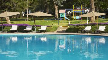 Piscine extérieure, parasols de plage, chaises longues