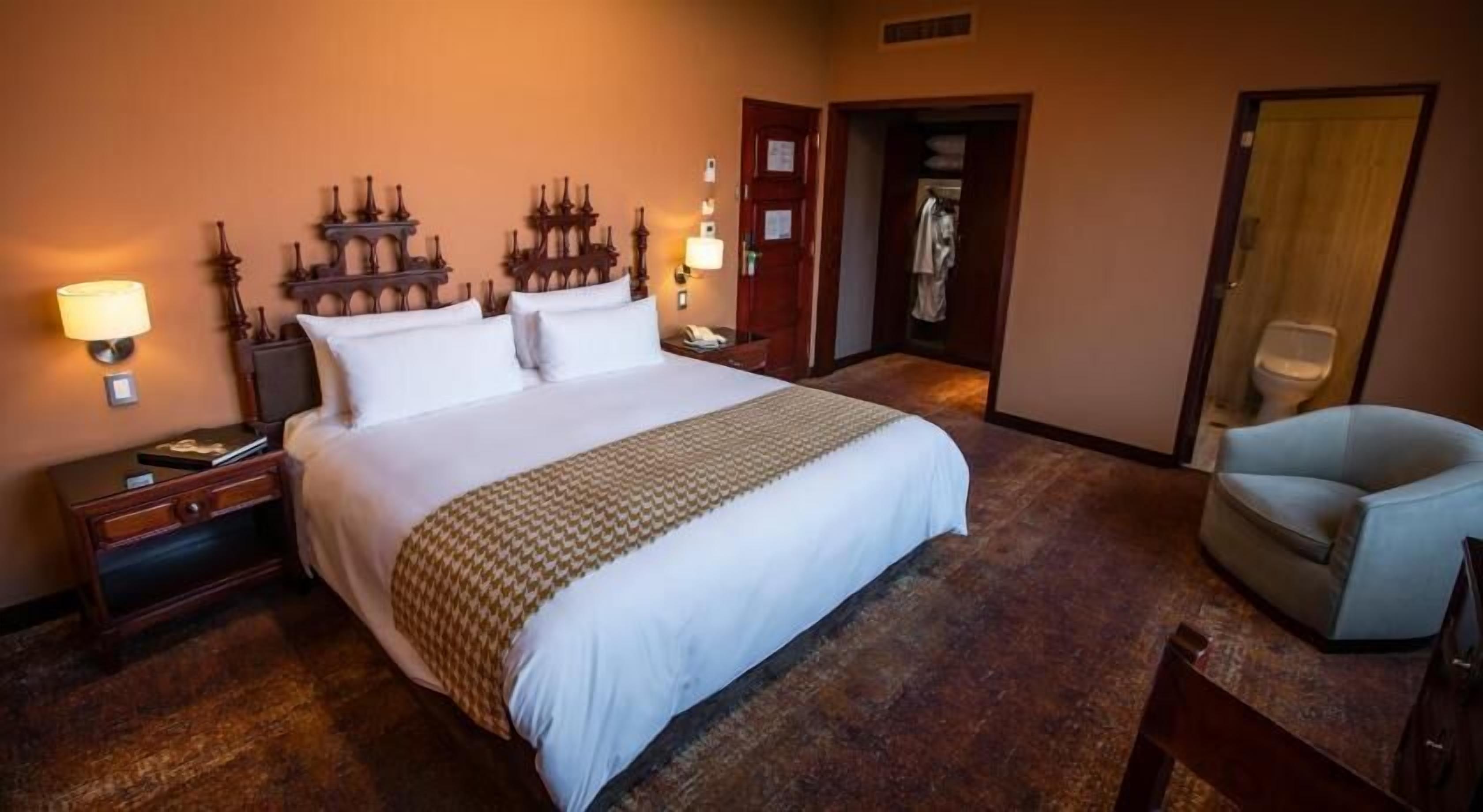 Minibar, coffres-forts dans les chambres, bureau