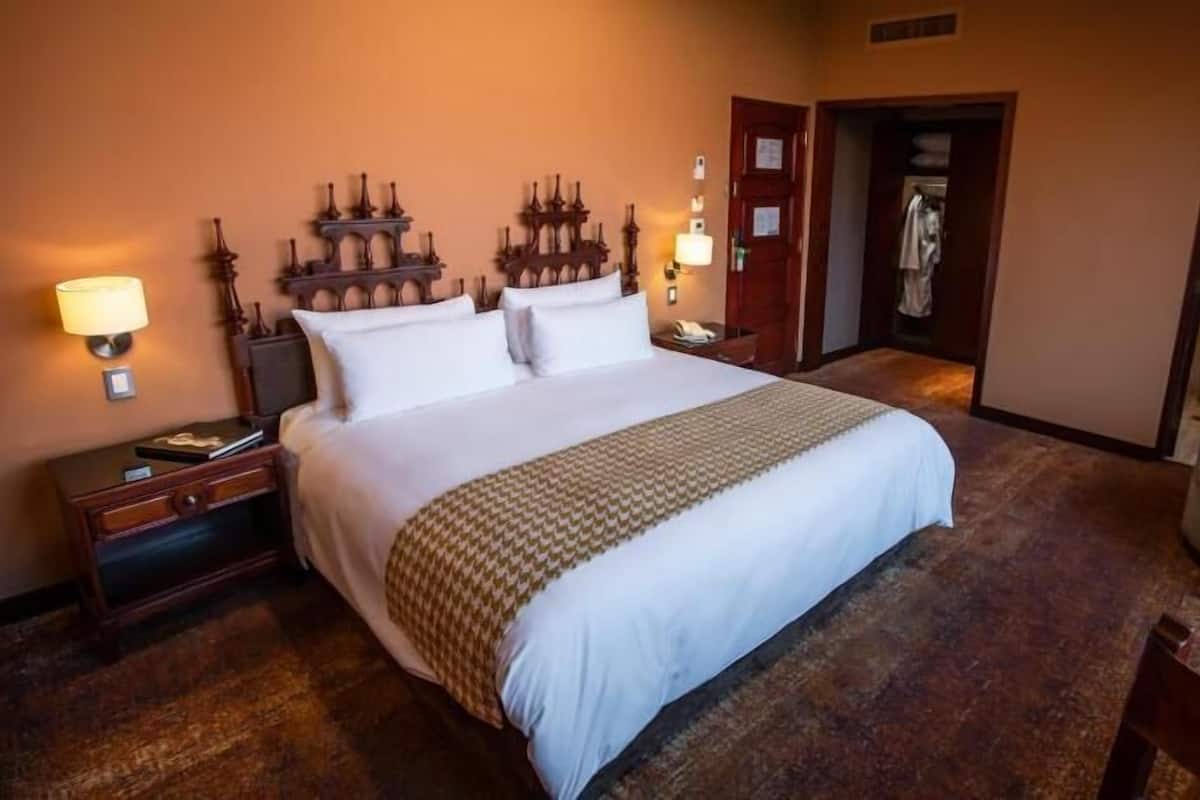 Minibar, coffres-forts dans les chambres, bureau