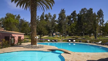 Piscine extérieure, parasols de plage, chaises longues