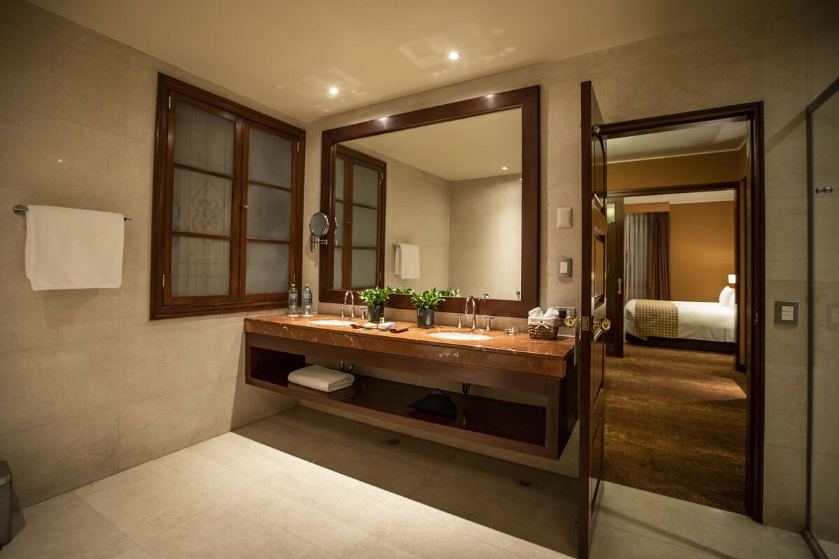 suite, 1 king bed, non smoking (misti) | minibar, in-room safe, desk, laptop workspace