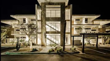 Vista frontal de la propiedad