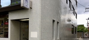 Located near the 10th subway line, this building offers easy access to the city.