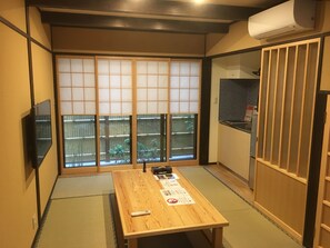 ファミリー ルーム 紅葉庵 I | 客室内のダイニングエリア