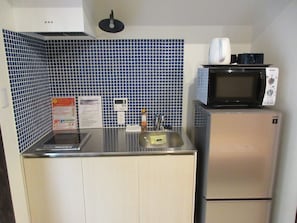 Habitación familiar (Momijian I) | Cocina básica privada | Frigorífico, microondas, placa de cocina y hervidor eléctrico