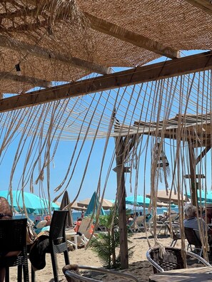 Sulla spiaggia, lettini da mare, teli da spiaggia