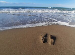 Sulla spiaggia, lettini da mare, teli da spiaggia