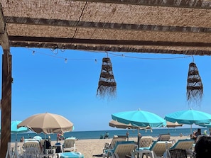 على الشاطئ، كراسي للتشمس، مناشف للشاطئ