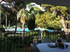 Outdoor dining - Feet in Giens water in a seaside garden (Hyères)
