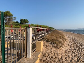 På stranden och solstolar