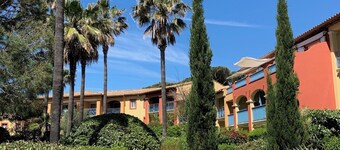 Pieds dans l'eau Presqu'île de Giens dans un jardin en bord de mer
