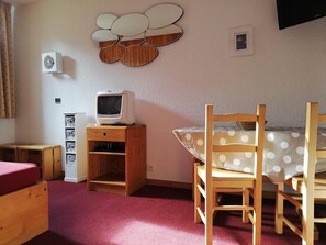 Interior - Ski-in/Ski-out Studio with South-Facing Balcony, Near Lifts & Shops (Valmorel)