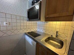 冷蔵庫、電子レンジ、オーブン、コンロ