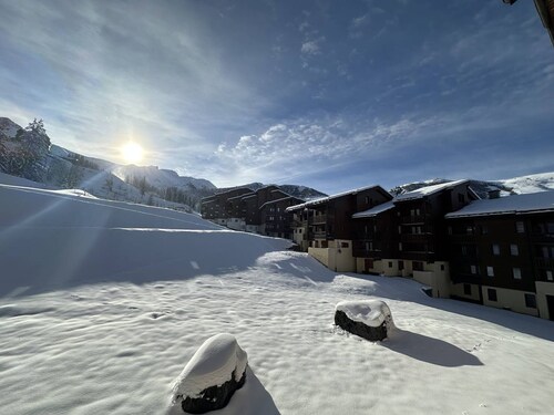 Ski-in/Ski-out Studio with South-Facing Balcony, Near Lifts & Shops