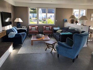 Smart-TV, peis, DVD-spiller og musikkbibliotek