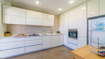 Een koelkast, een microgolfoven, een oven, een vaatwasser