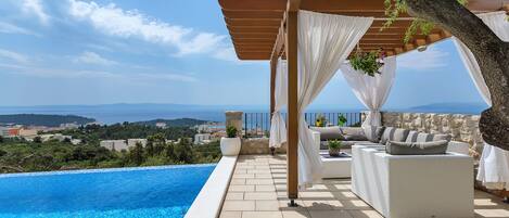 Piscine extérieure, piscine chauffée, chaises longues