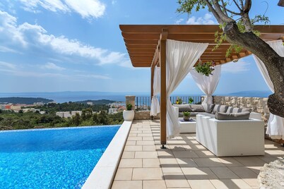Detached house with pool in quiet location, terrace with sea view