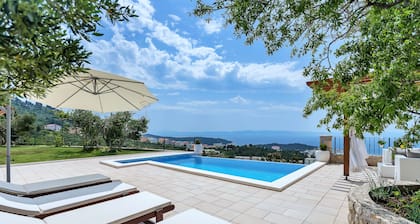 Detached house with pool in quiet location, terrace with sea view