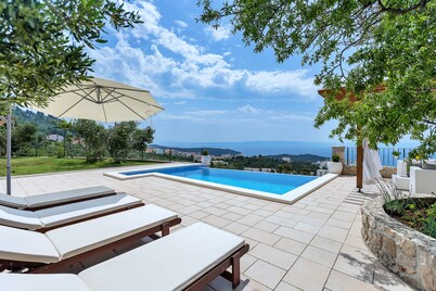 Detached house with pool in quiet location, terrace with sea view