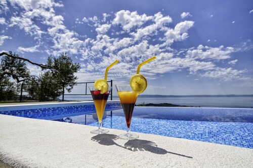 Detached house with pool in quiet location, terrace with sea view