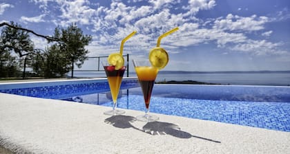 Detached house with pool in quiet location, terrace with sea view