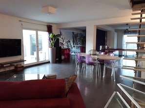 Een televisie, een open haard en een stereo