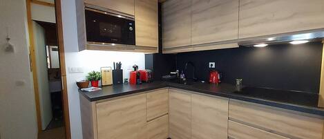 Kühlschrank, Mikrowelle, Herdplatte, Geschirrspüler