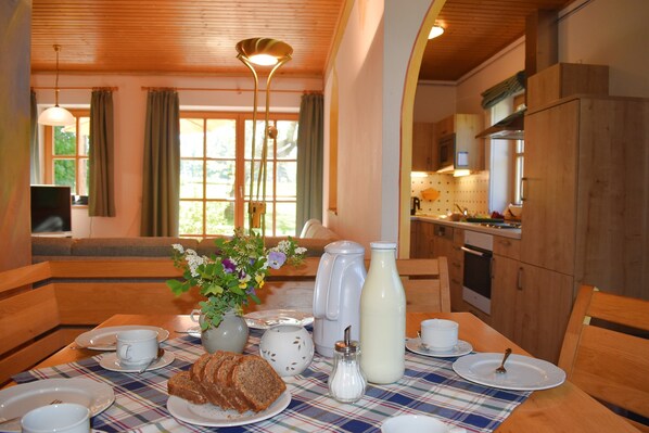 Dining - Ferienhaus Sonnenblume 120 qm, Erd- und Dachgeschoss, 4 separate Schlafzimmer (Höslwang)