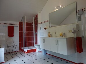 Baignoire, sĂšche-cheveux, serviettes fournies