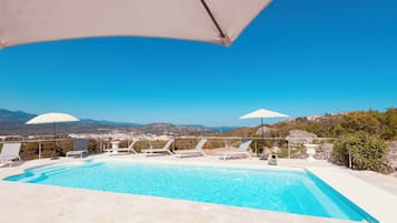 Una piscina al aire libre, una piscina climatizada