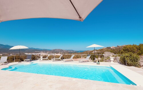 Large villa in Porto-Vecchio with swimming pool, jacuzzi, sauna & fitness - Sea view