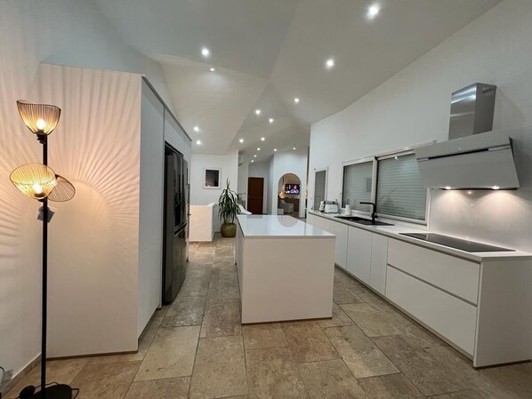 Køleskab, mikrobølgeovn, ovn, kogeplade