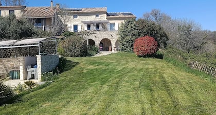 Großes altes Haus, geschmackvoll renoviert, mit einem eleganten Pool.<br>