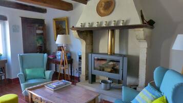 Télévision, livres, médiathèque, chaîne hi-fi