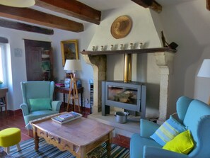 TV, livros, biblioteca musical, aparelho de som